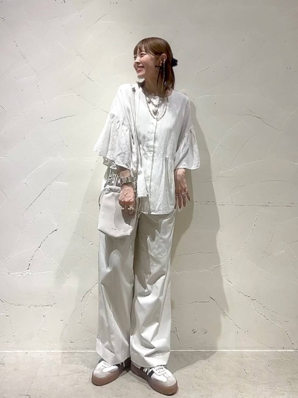 「チノパン、着痩せ・細見え、体型カバー、ナチュラル、ママコーデ、春コーデ、夏コーデ、カジュアル、niko and ...、淡色コーデ、Over40スタッフ、大人カジュアル、ブラウス、パンツ」｜「niko and...のボーイズクラフトチノパンツ（チノパンツ、ベージュ系）」を使った、みきてぃ24さん（レディース・158cm）の春コーディネートの2枚目の写真