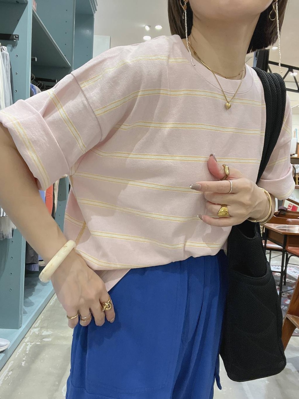 「着痩せ・細見え、体型カバー、ナチュラル、ママコーデ、夏コーデ、カジュアル、niko and ...、淡色コーデ、Over40スタッフ、大人カジュアル、Tシャツ、パンツ、トートバッグ、ネックレス」｜「niko and...のオリジナルアソートマルチトートバッグL（トートバッグ、ブラック系）」を使った、みきてぃ24さん（骨格ウェーブ・レディース・158cm）の夏コーディネートの4枚目の写真