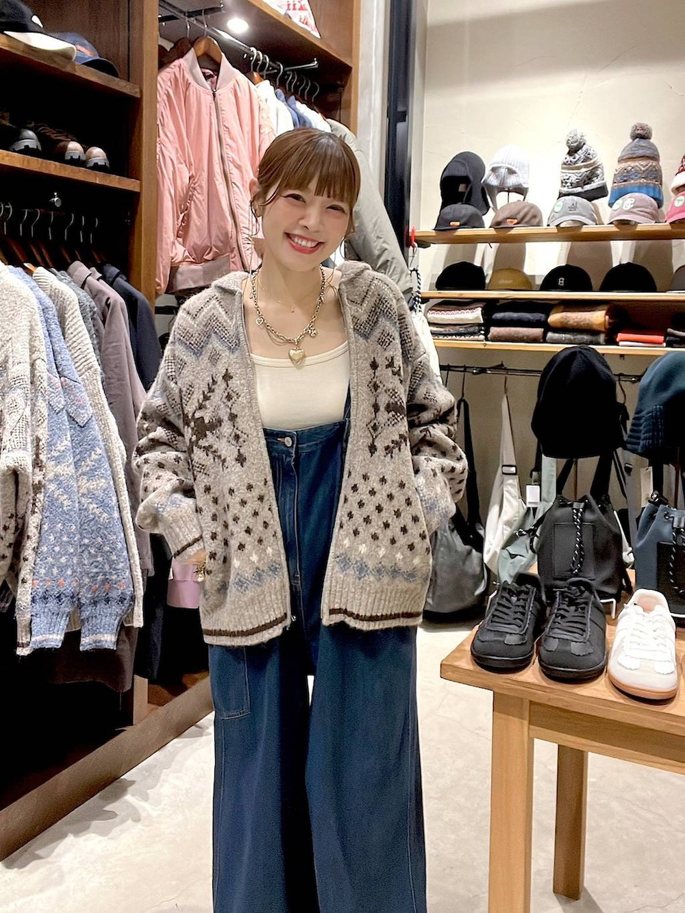 ベージュ系のニット/セーター、イエロー系のヘアピンを着用したレディースの秋コーディネートの6枚目の写真