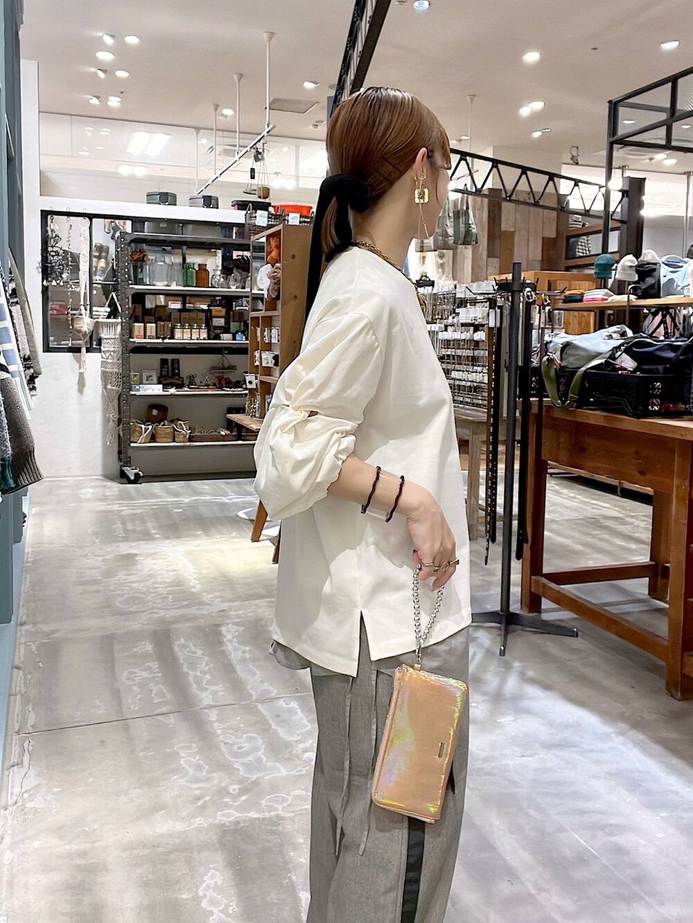 「体型カバー、Over40スタッフ、大人カジュアル、シャツ、ブラウス、シャツスタイル、パンツ、着痩せ・細見え、ナチュラル、ママコーデ、春コーデ、カジュアル、niko and ...、淡色コーデ」|「niko and...の3WAYサイドギャザーシャツ(シャツ/ブラウス、グレー系)」を使った、みきてぃ24さん(レディース・158cm)の冬コーディネートの2枚目の写真