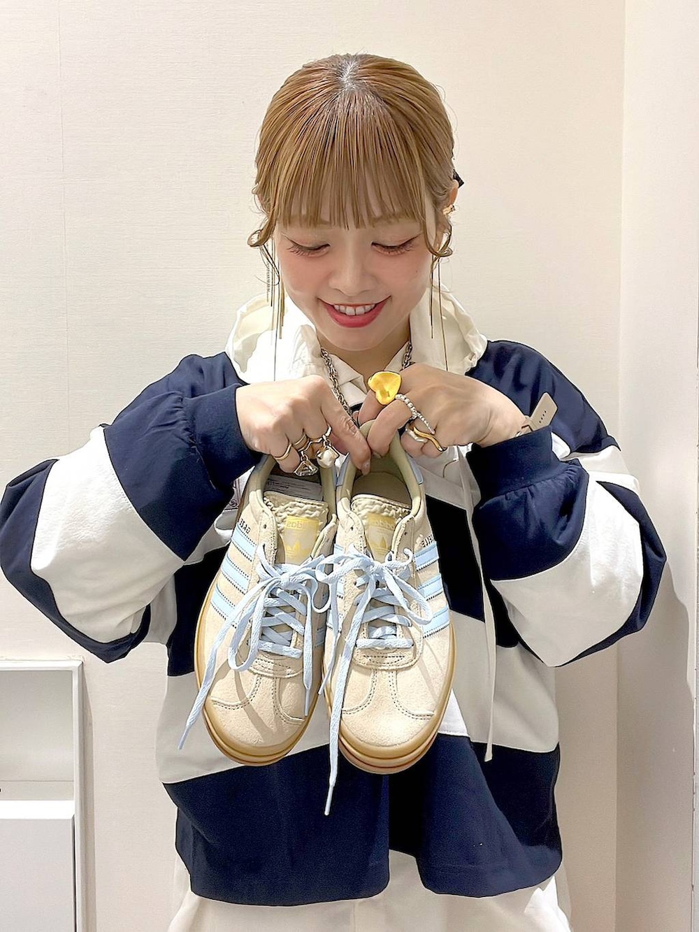 ベージュ系のスニーカー、ホワイト系のシャツ/ブラウス、ブルー系のTシャツ/カットソーを着用したレディースの春コーディネートの3枚目の写真