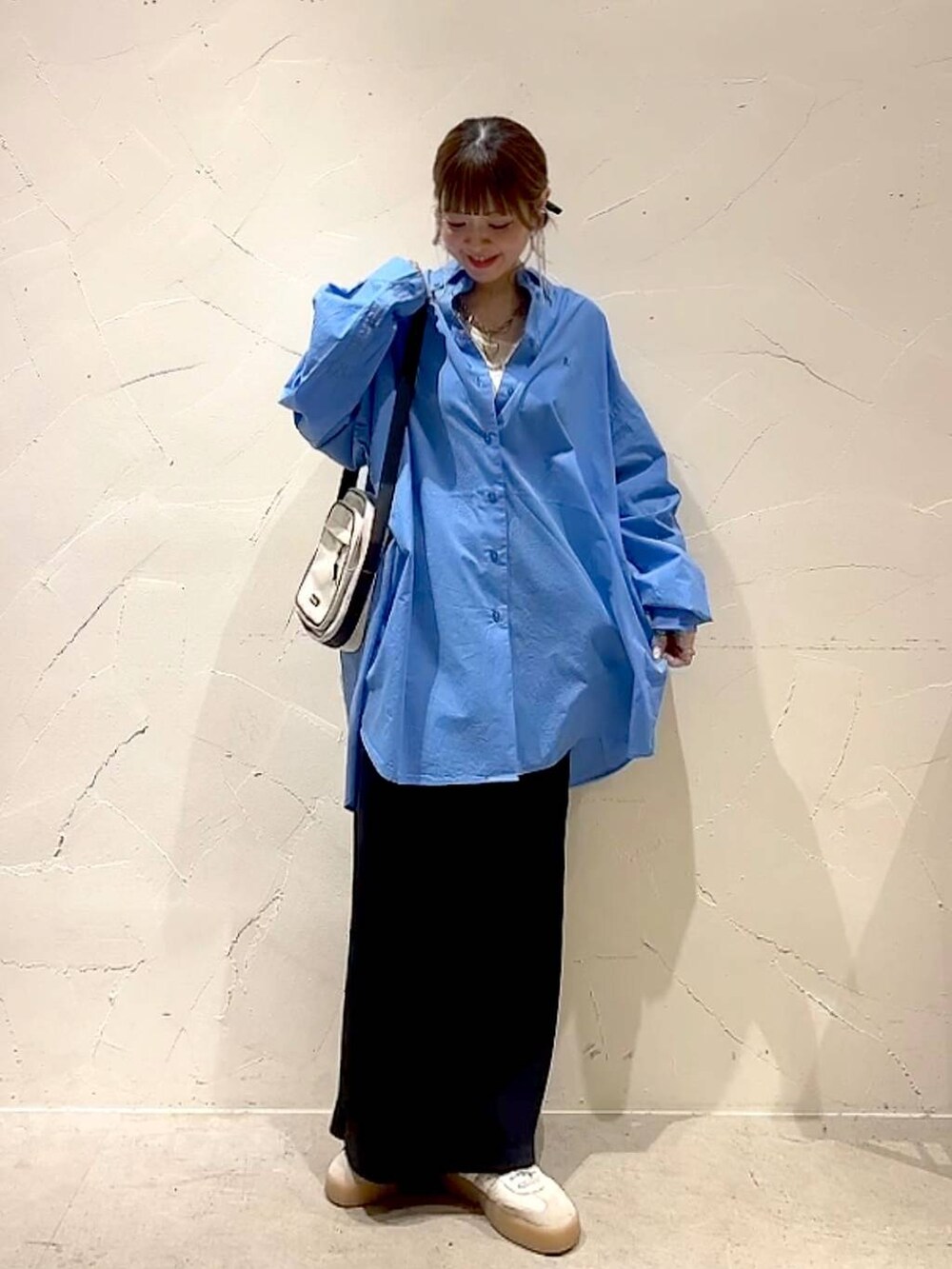 ブラック系のスカート、ブルー系のシャツ/ブラウス、ベージュ系のショルダーバッグを着用したレディースの夏コーディネートの8枚目の写真