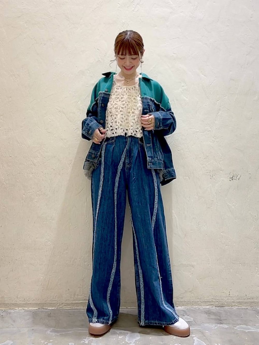 ベージュ系のその他トップス、ブルー系のデニムパンツ、ブルー系のデニムジャケットを着用したレディースの夏コーディネートの2枚目の写真