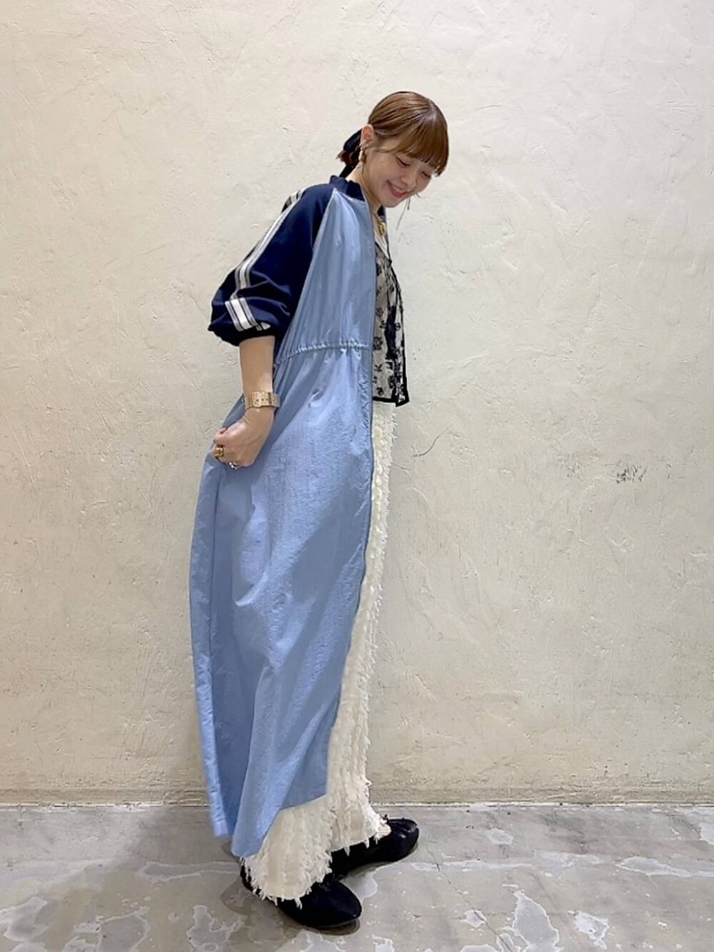 ブルー系のワンピース、ブラック系のパンプス、ブラック系のキャミソールを着用したレディースの冬コーディネートの4枚目の写真