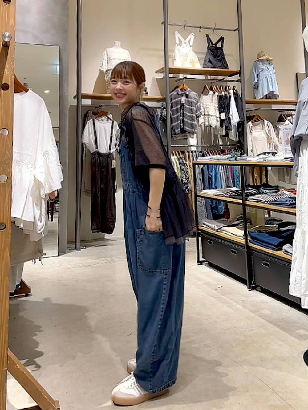 「着痩せ・細見え、体型カバー、ナチュラル、ママコーデ、春コーデ、夏コーデ、カジュアル、niko and ...、淡色コーデ、Over40スタッフ、大人カジュアル、ベスト、サロペット、シアートップス、カップ付きインナー」｜「bijorieの【bijorie】カップ付き モチモチコットンバッククロスキャミ／NEW BASIC series（インナーウェア/肌着、ベージュ系）」を使った、みきてぃ24さん（レディース・158cm）の春コーディネートの2枚目の写真