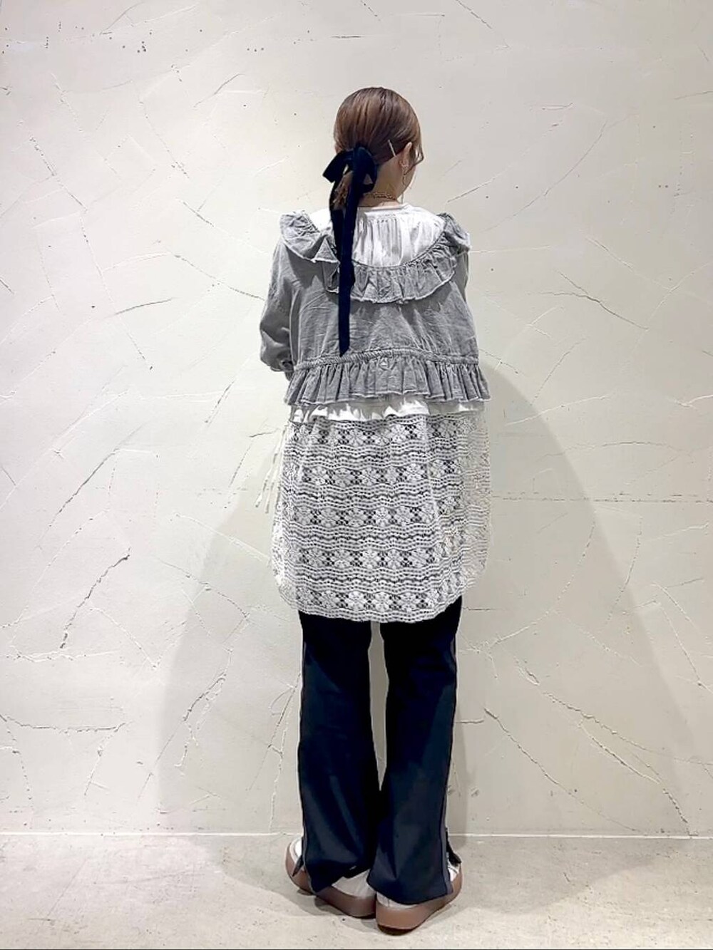 グレー系のシャツ/ブラウス、ブラック系のその他パンツ、ホワイト系のチュニックを着用したレディースの春コーディネートの5枚目の写真