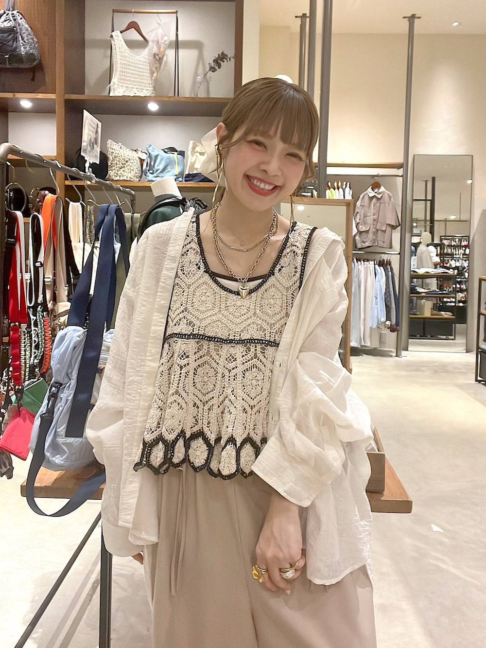 ホワイト系のシャツ/ブラウス、ベージュ系のキャミソール、ゴールド系のリングを着用したレディースの春コーディネートの7枚目の写真