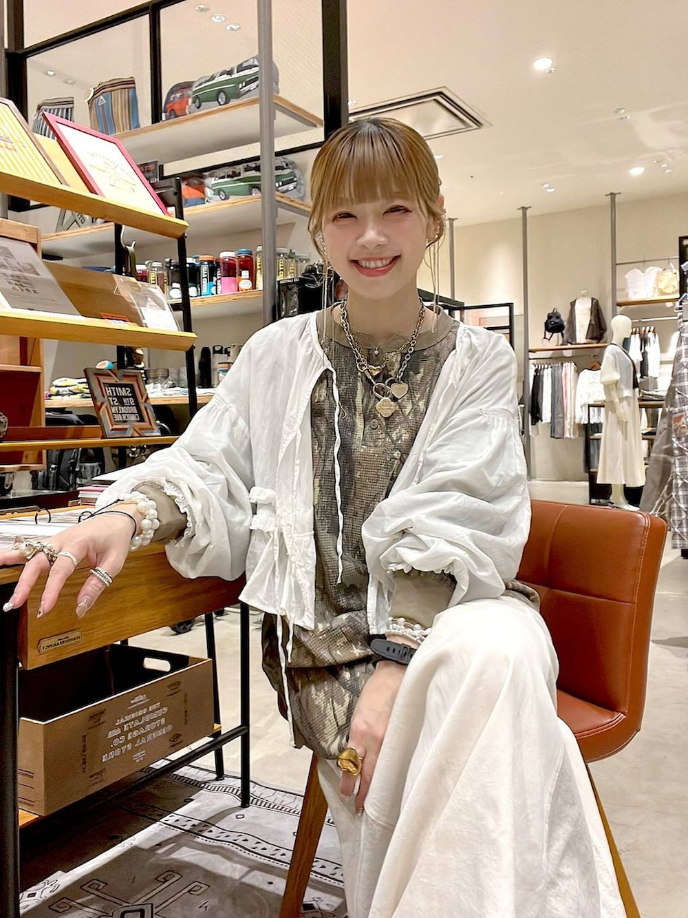 ホワイト系のシャツ/ブラウス、ベージュ系のTシャツ/カットソー、ベージュ系のデニムスカートを着用したレディースの夏コーディネートの4枚目の写真