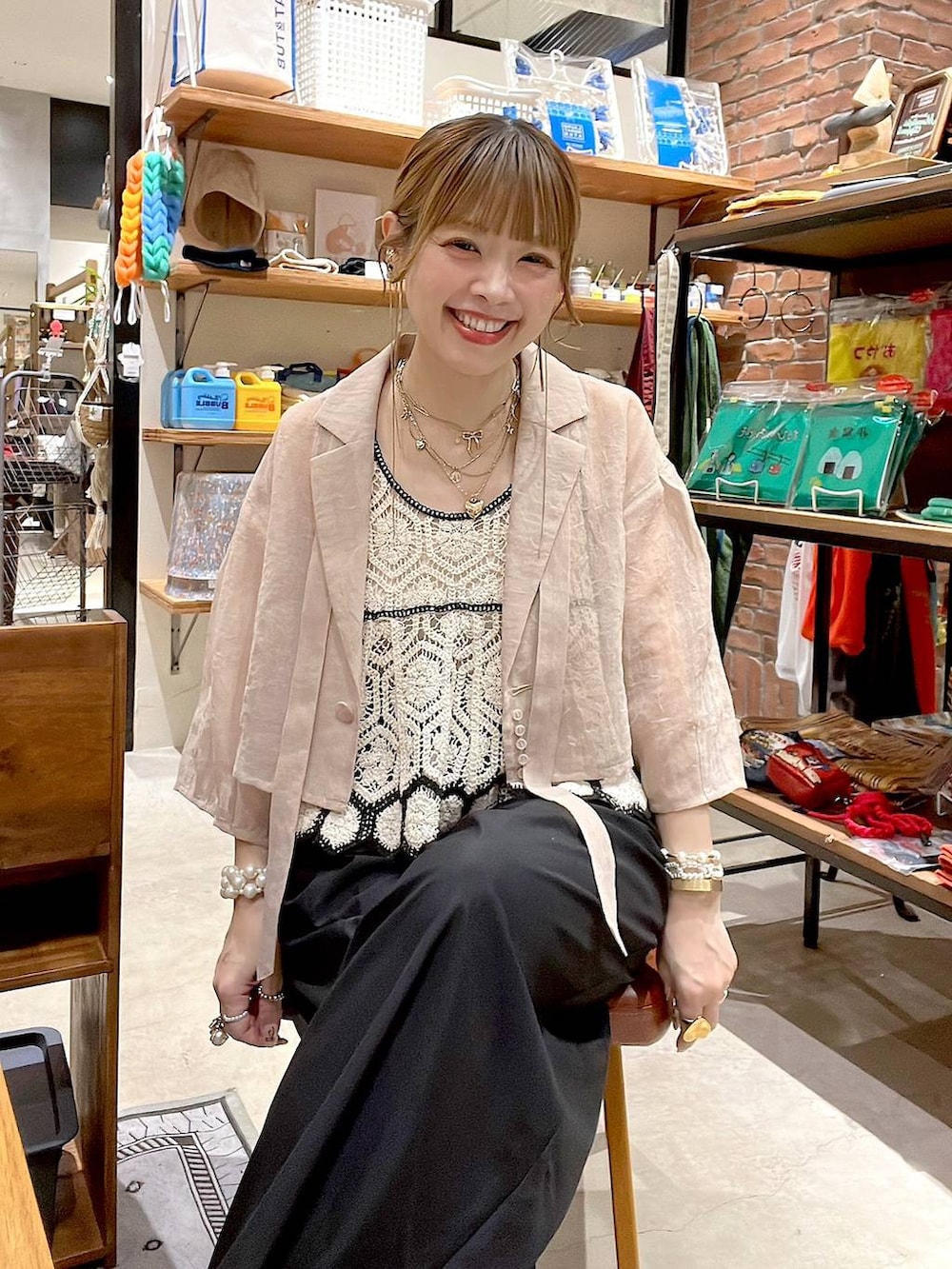 ベージュ系のその他トップス、ブラック系のその他パンツ、イエロー系のアナログ腕時計を着用したレディースの夏コーディネートの9枚目の写真