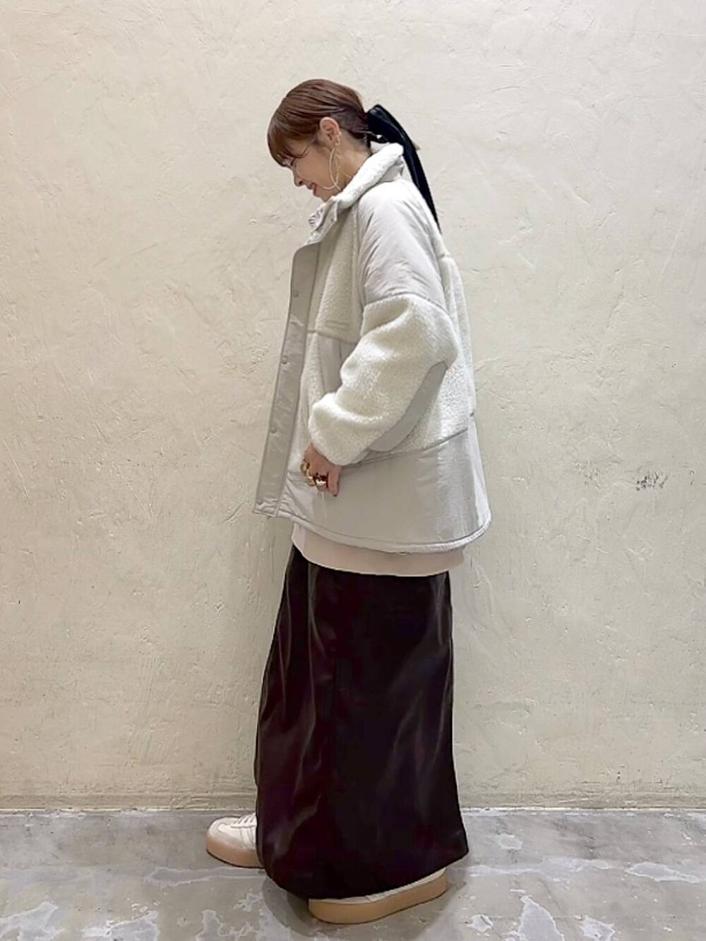 「着痩せ・細見え、体型カバー、ナチュラル、ママコーデ、秋コーデ、冬コーデ、カジュアル、niko and ...、淡色コーデ、Over40スタッフ、大人カジュアル、ジャケット、アウター、スウェット、スカート」｜「niko and...のスポーティースタンドボアジャケット（ブルゾン、ベージュ系）」を使った、みきてぃ24さん（骨格ウェーブ・レディース・158cm）の秋コーディネートの5枚目の写真