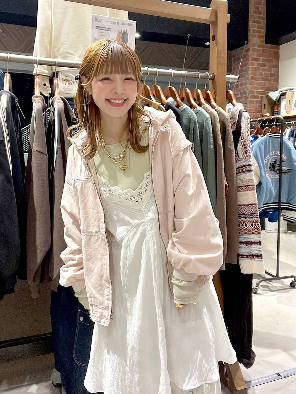 ピンク系のブルゾン、ベージュ系のその他パンツ、ベージュ系のワンピースを着用したレディースの冬コーディネートの3枚目の写真