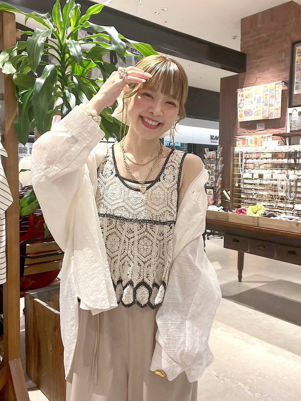 ホワイト系のシャツ/ブラウス、ベージュ系のキャミソール、ゴールド系のリングを着用したレディースの春コーディネートの5枚目の写真