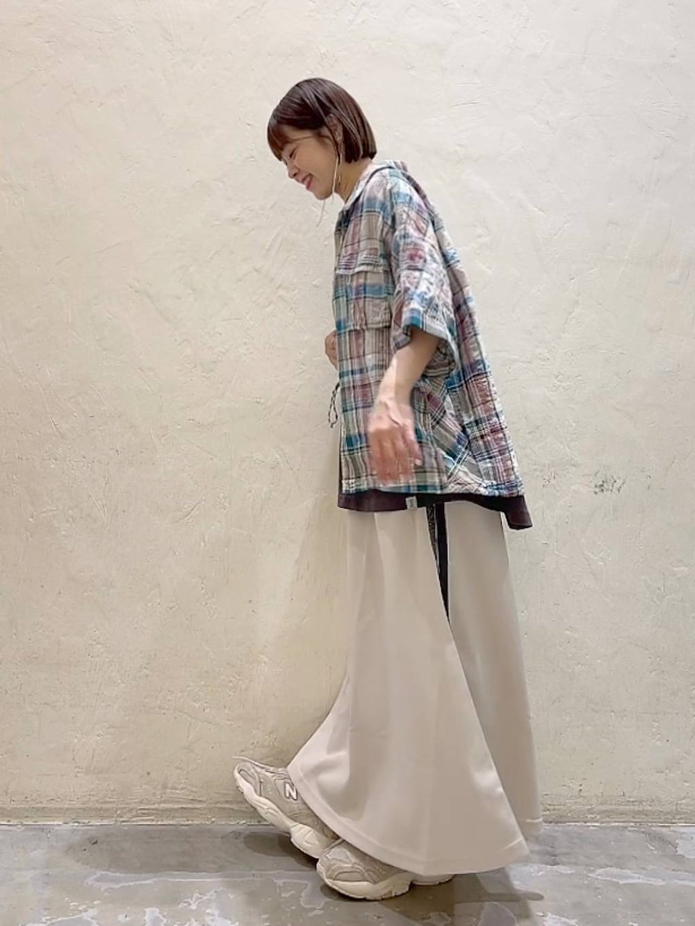 ベージュ系のスカート、その他のTシャツ/カットソー、ベージュ系のショルダーバッグを着用したレディースの夏コーディネートの4枚目の写真