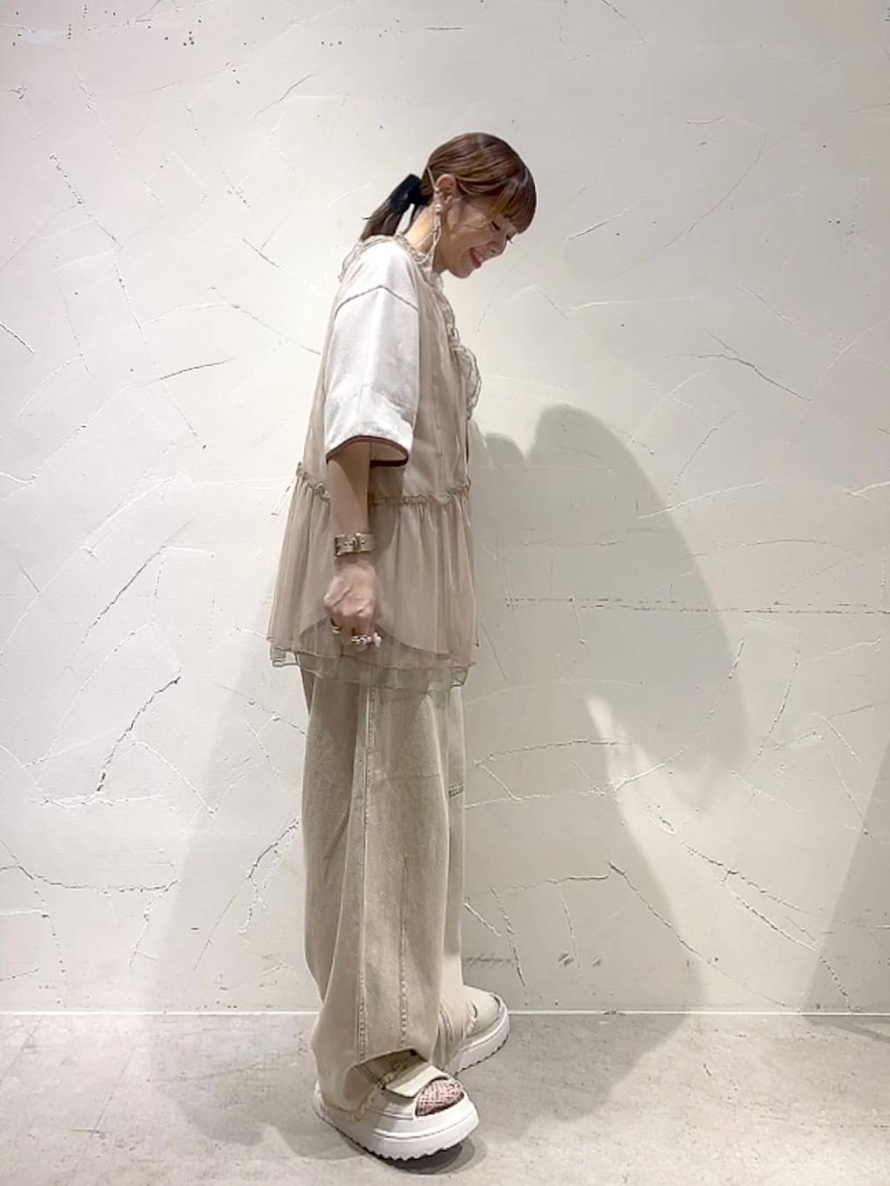 「大人カジュアル、Tシャツ、ベスト、デニムパンツ、サンダル、ネックレス、着痩せ・細見え、体型カバー、ナチュラル、ママコーデ、春コーデ、夏コーデ、カジュアル、niko and ...、淡色コーデ」｜「niko and...のワイドメッシュウォッチ（アナログ腕時計、イエロー系）」を使った、みきてぃ24さん（レディース・158cm）の夏コーディネートの4枚目の写真