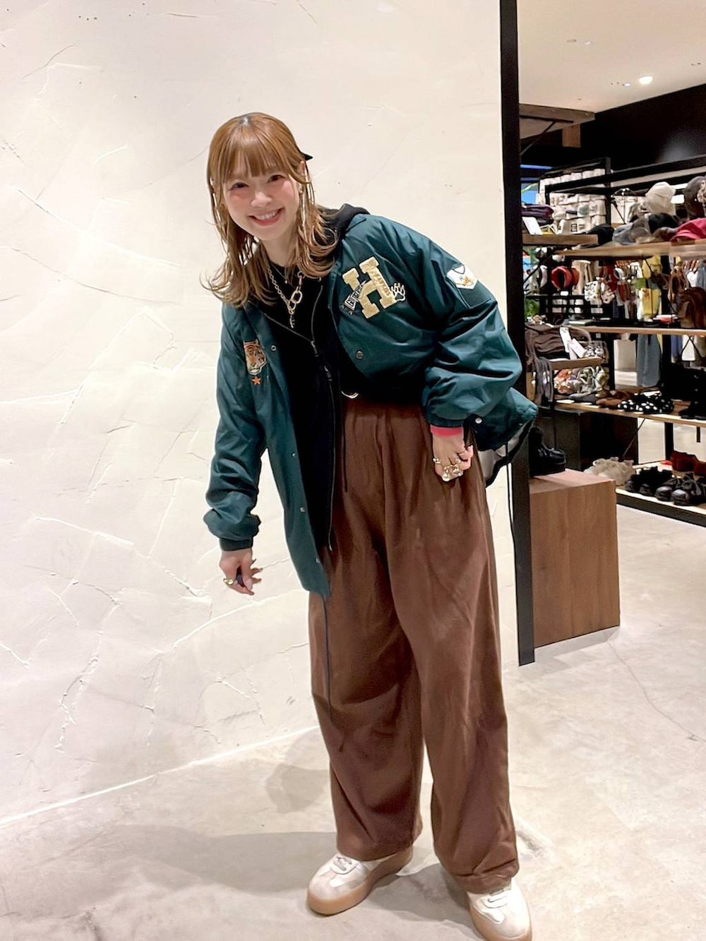 ブラウン系のその他パンツ、ブラック系のニット/セーター、ブラック系のニット/セーターを着用したレディースの冬コーディネートの5枚目の写真