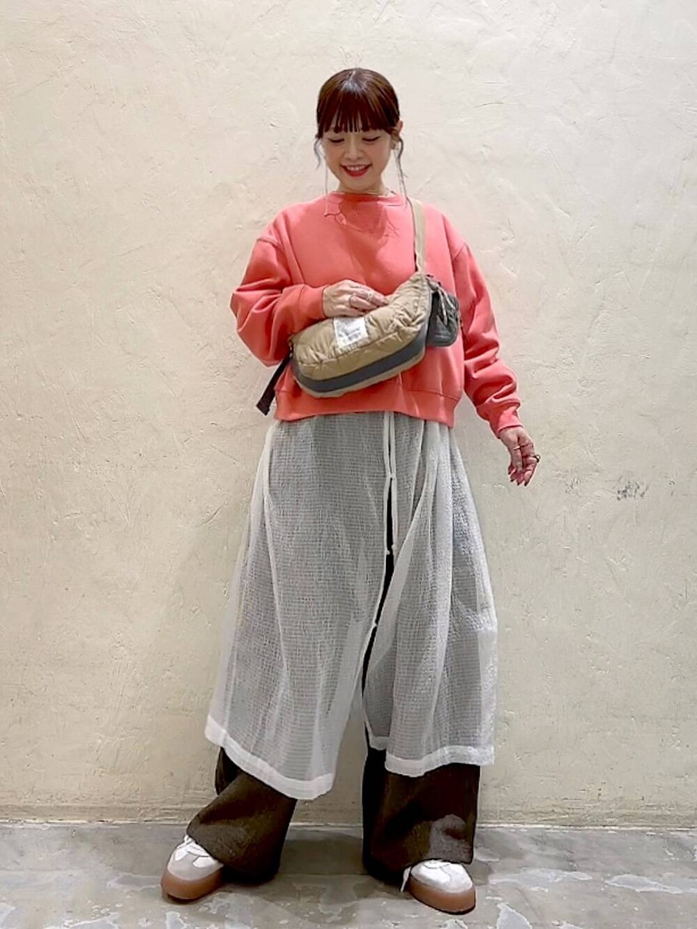 ブラウン系のその他パンツ、ホワイト系のワンピース、ピンク系のスウェットを着用したレディースの秋コーディネートの7枚目の写真