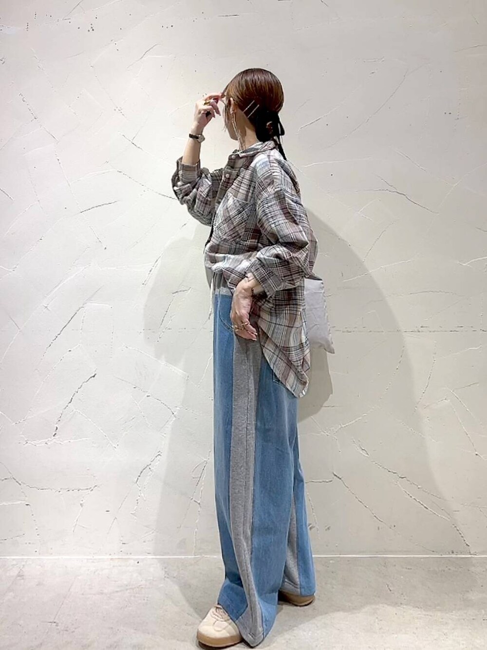 ベージュ系のシャツ/ブラウス、グレー系のトートバッグ、グレー系のデニムパンツを着用したレディースの夏コーディネートの6枚目の写真