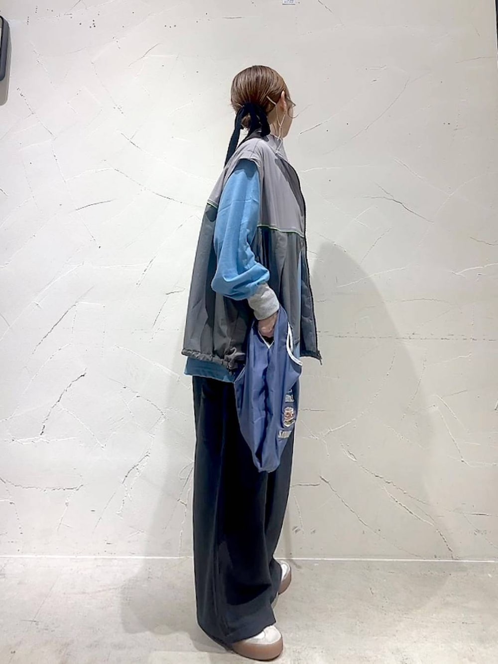 グレー系のその他パンツ、その他のトートバッグ、イエロー系のリングを着用したレディースの秋コーディネートの4枚目の写真
