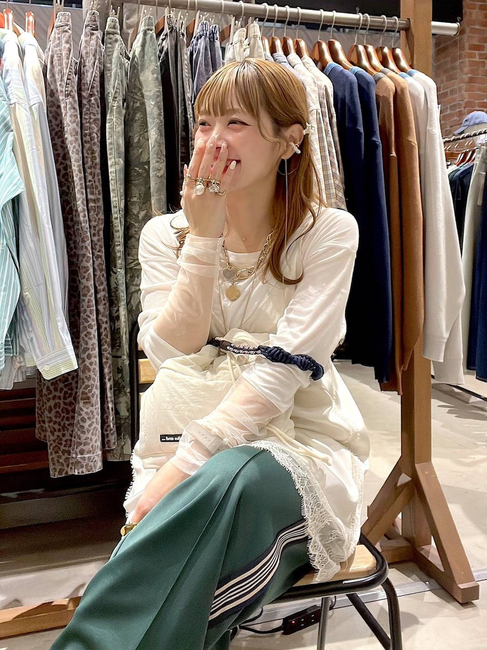 ホワイト系のTシャツ/カットソー、ベージュ系のスニーカー、グリーン系のその他パンツを着用したレディースの春コーディネートの2枚目の写真