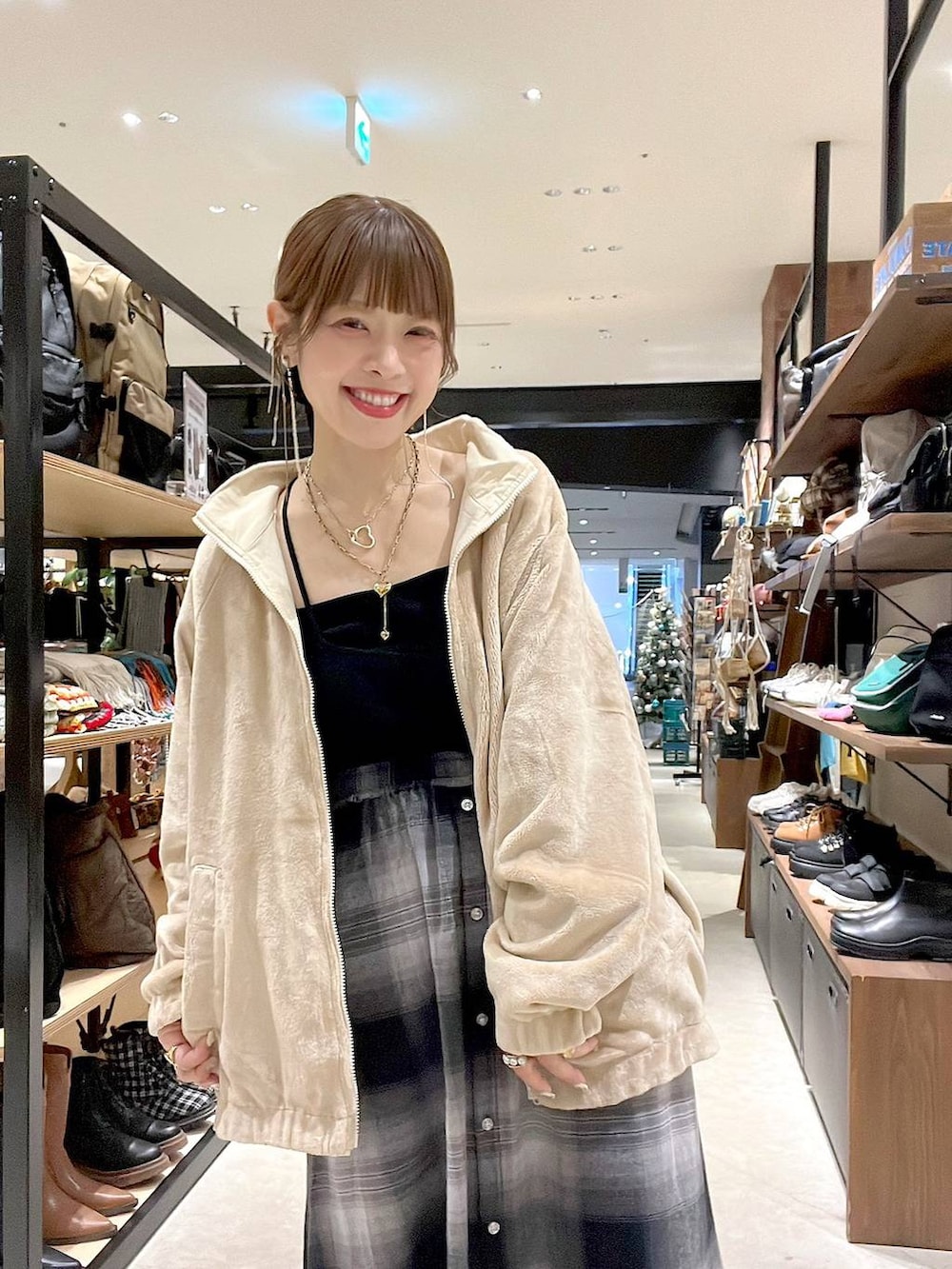 ゴールド系のスニーカー、ベージュ系のブルゾン、イエロー系のネックレスを着用したレディースの秋コーディネートの7枚目の写真