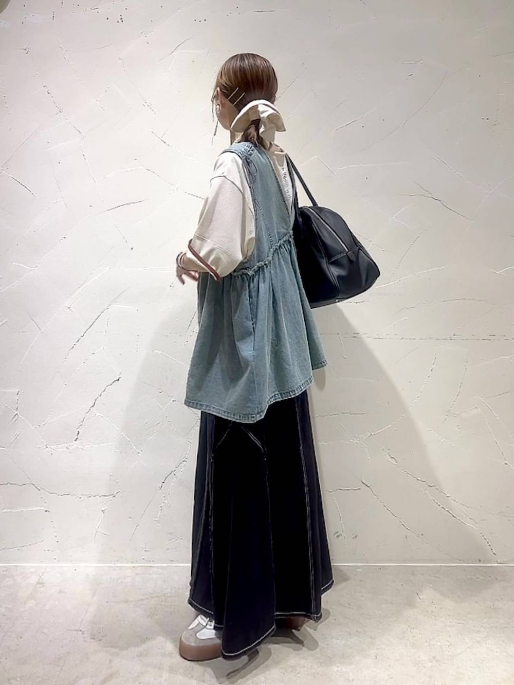 「着痩せ・細見え、ベスト、体型カバー、ナチュラル、ママコーデ、春コーデ、夏コーデ、カジュアル、niko and ...、淡色コーデ、Over40スタッフ、大人カジュアル、Tシャツ、スカート、ボストンバッグ」｜「Me%のハート2SETカラビナ　106345（その他雑貨、ベージュ系）」を使った、みきてぃ24さん（レディース・158cm）の春コーディネートの6枚目の写真