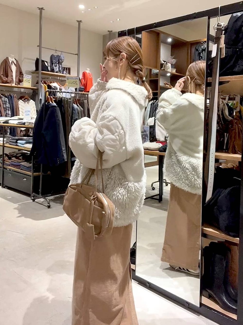 ベージュ系のブルゾン、イエロー系のスカート、ベージュ系のボストンバッグを着用したレディースの秋コーディネートの8枚目の写真