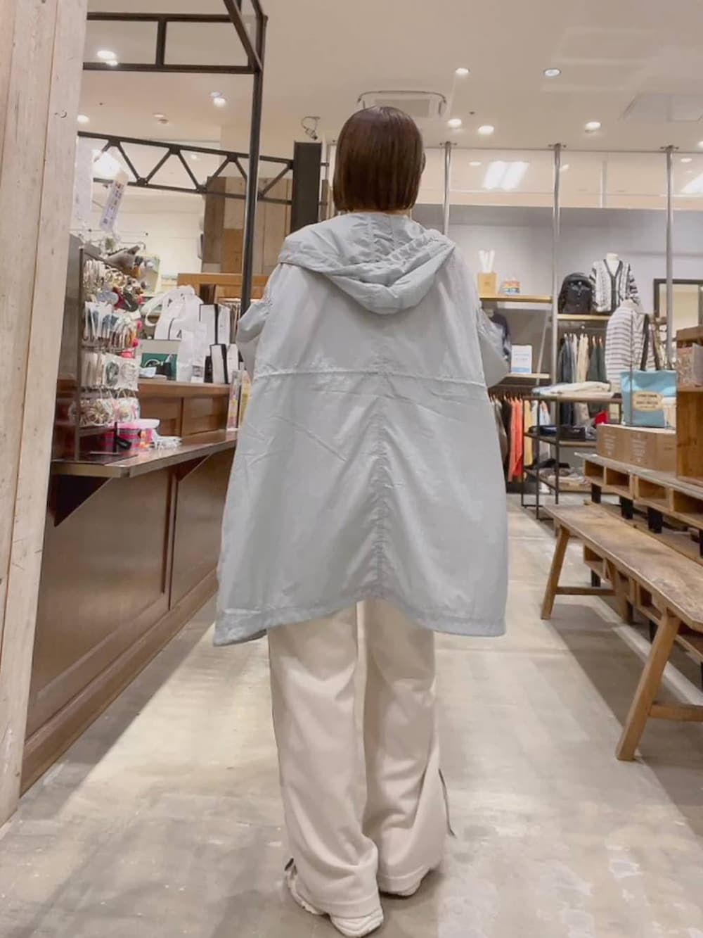 「着痩せ・細見え、体型カバー、ナチュラル、ママコーデ、冬コーデ、カジュアル、niko and ...、ブルゾン、キャミソール、スウェットパンツ、ショルダーバッグ、ラフ、リラックス、楽ちんコーデ」｜「niko and...の2WAYレイヤードチュールキャミソール（キャミソール、グレー系）」を使った、みきてぃ24さん（骨格ウェーブ・レディース・158cm）の冬コーディネートの4枚目の写真