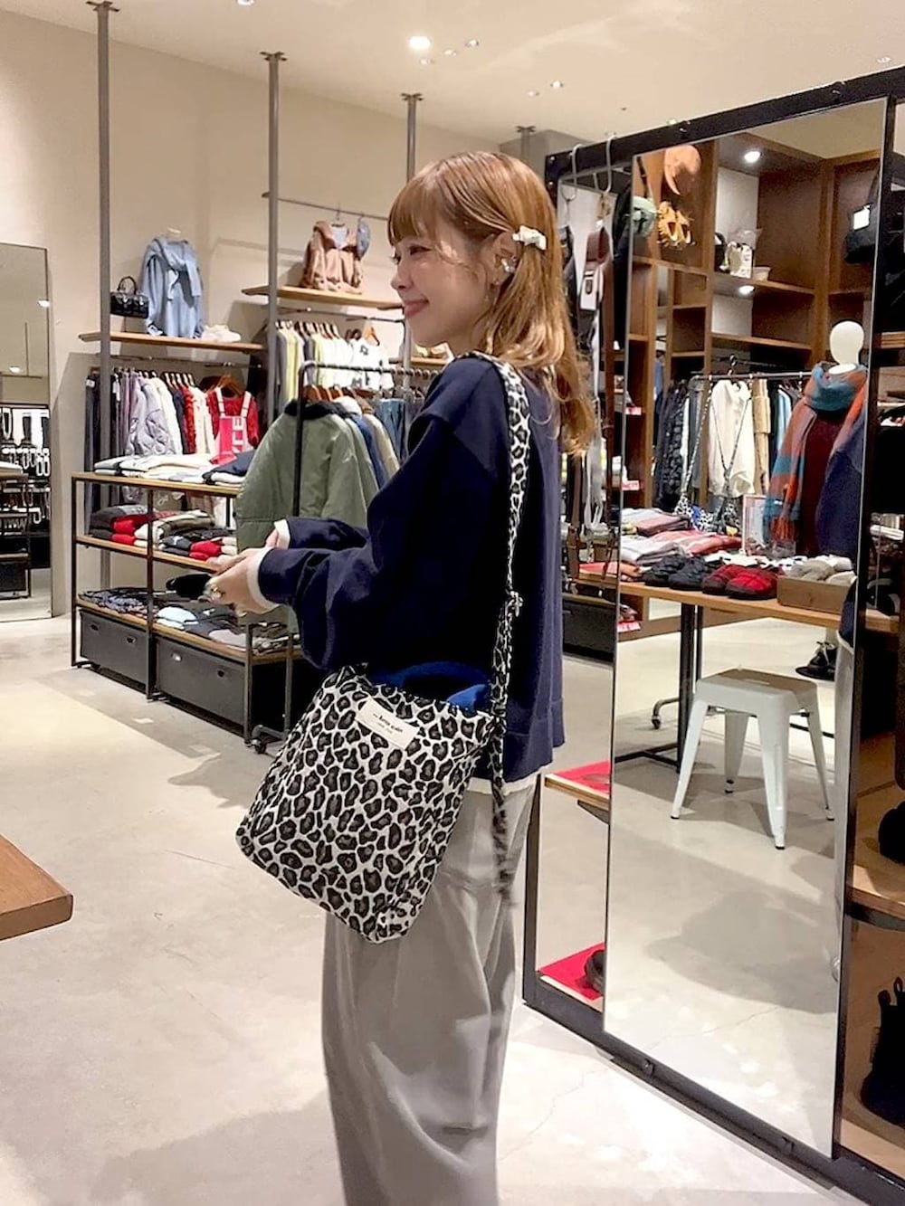 ゴールド系のスニーカー、その他のトートバッグ、グレー系のその他パンツを着用したレディースの冬コーディネートの8枚目の写真