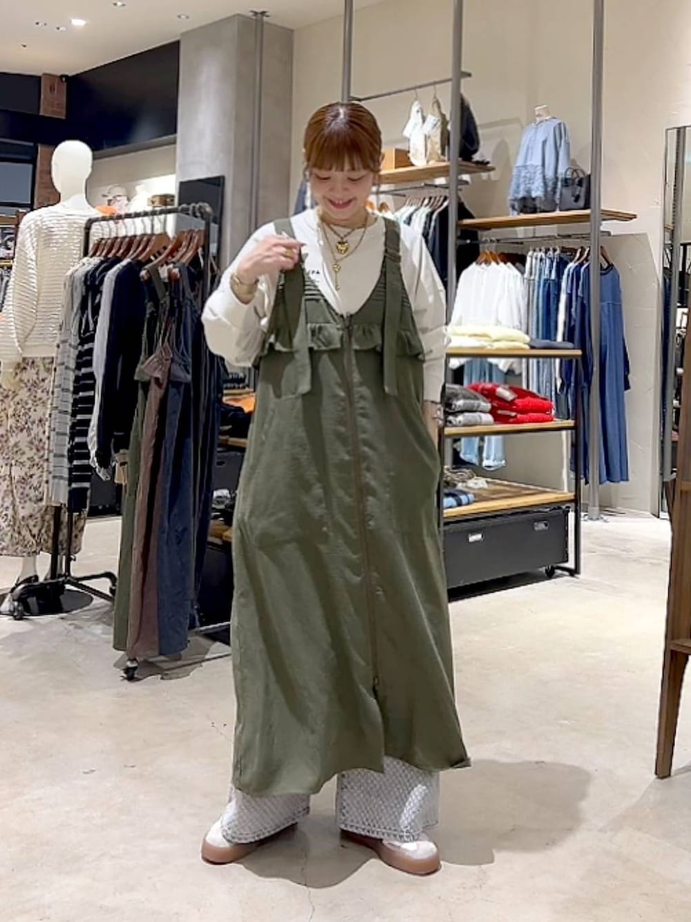 「着痩せ・細見え、体型カバー、ナチュラル、ママコーデ、春コーデ、カジュアル、niko and ...、淡色コーデ、Over40スタッフ、大人カジュアル、ワンピース、ロンT、パンツ、デニムパンツ、NKJコーデ_niko and ...」｜「niko and...の2WAYフリルジャンパースカート（ジャンパースカート、グリーン系）」を使った、みきてぃ24さん（レディース・158cm）の春コーディネートの2枚目の写真