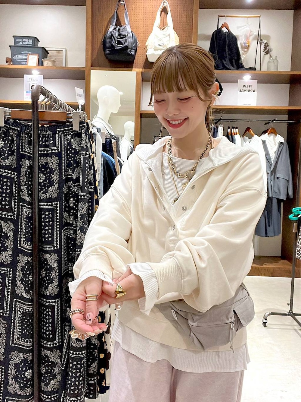 ホワイト系のパーカー、ピンク系のスウェットパンツ、ホワイト系のTシャツ/カットソーを着用したレディースの冬コーディネートの9枚目の写真