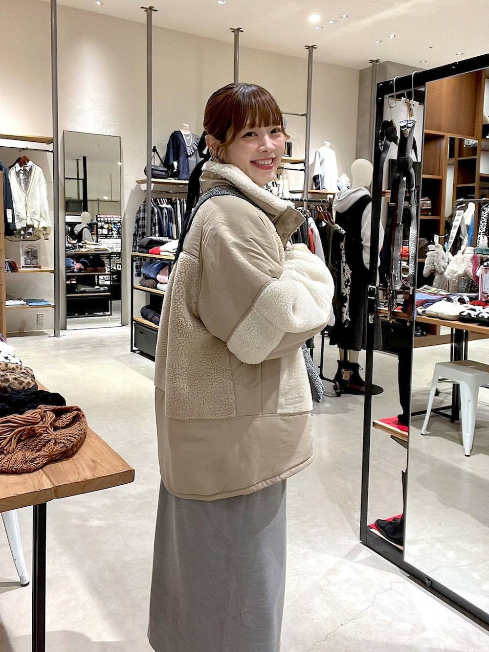 ベージュ系のその他アウター、ブラック系のその他パンツ、グレー系のワンピースを着用したレディースの冬コーディネートの4枚目の写真