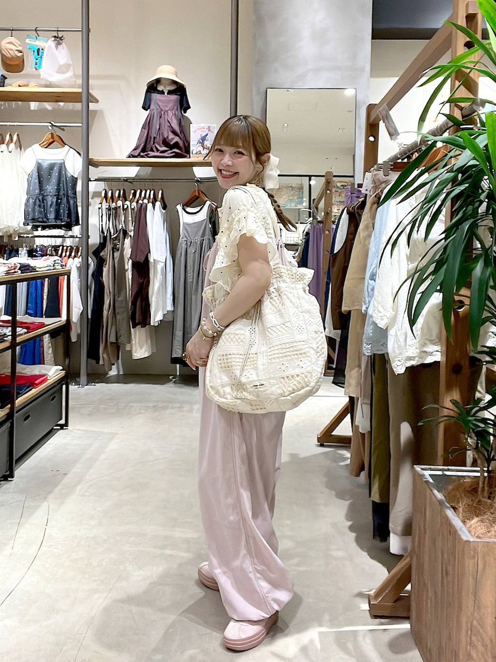 ピンク系のサロペット/オーバーオール、ベージュ系のトートバッグ、ホワイト系のシャツ/ブラウスを着用したレディースの夏コーディネートの5枚目の写真