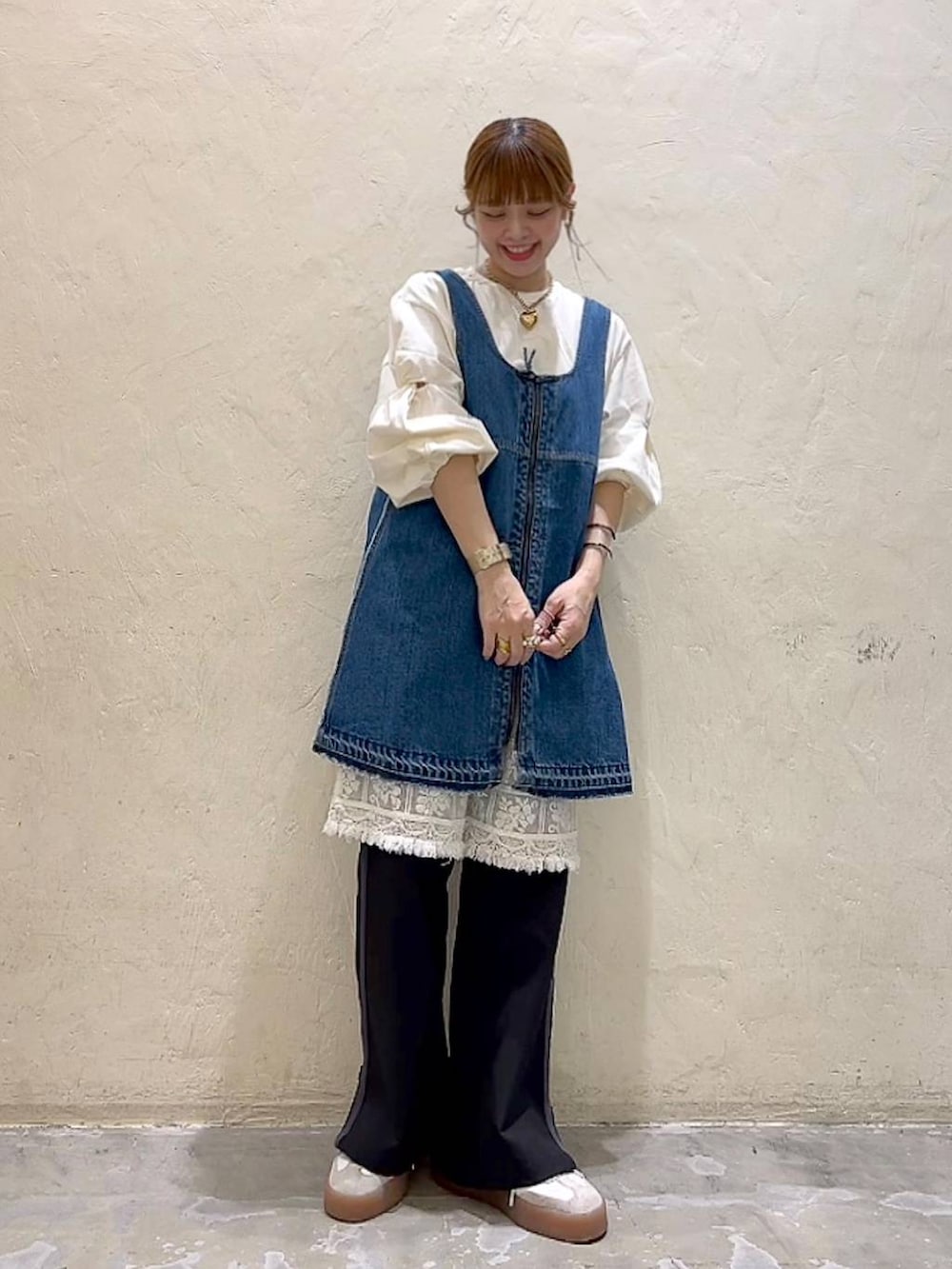 ブルー系のドレス、ベージュ系のその他パンツ、ブラック系のその他パンツを着用したレディースの冬コーディネートの7枚目の写真
