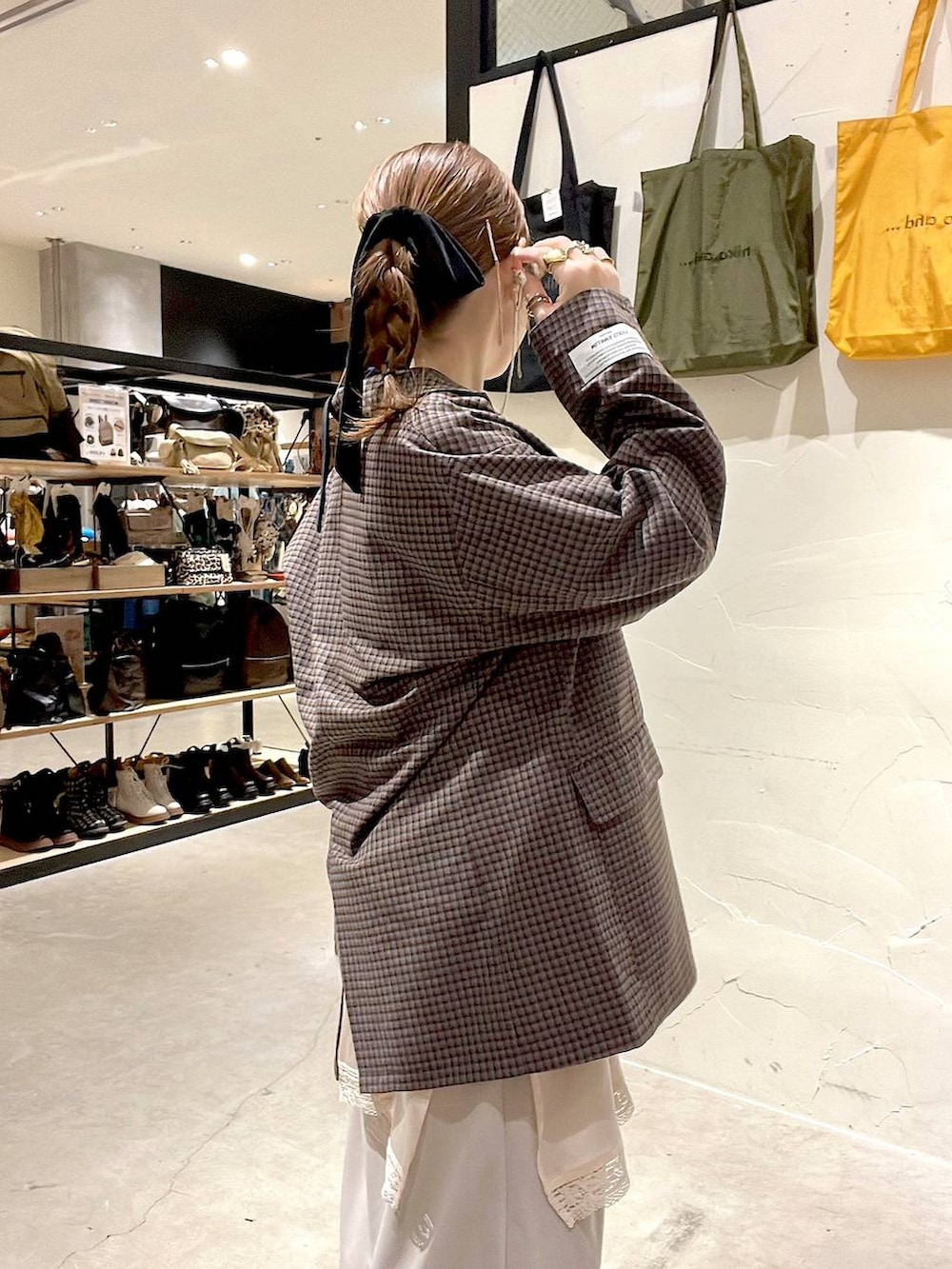 ベージュ系のその他パンツ、ベージュ系のキャミソール、ブラウン系のブルゾンを着用したレディースの秋コーディネートの3枚目の写真