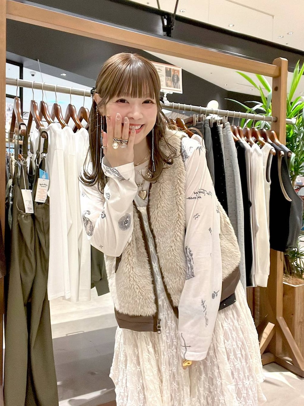 ベージュ系のワンピース、その他のTシャツ/カットソー、ブラウン系のベストを着用したレディースの秋コーディネートの2枚目の写真