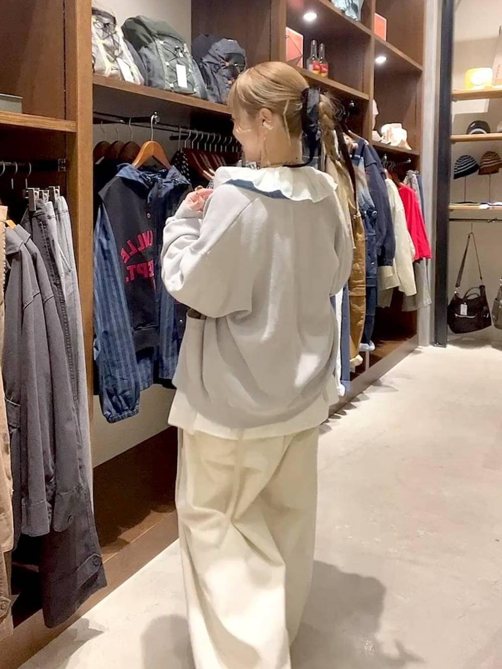 ホワイト系のシャツ/ブラウス、グレー系のカーディガン/ボレロを着用したレディースの春コーディネートの5枚目の写真