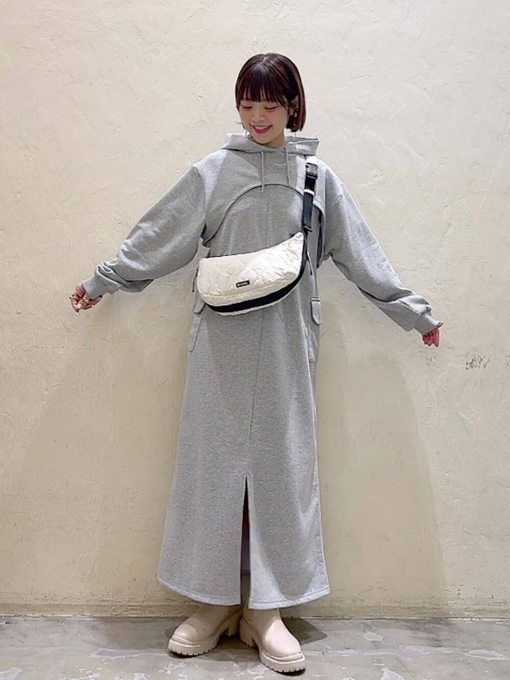 「ブーツ、着痩せ・細見え、体型カバー、ナチュラル、ママコーデ、秋コーデ、冬コーデ、カジュアル、niko and ...、ワンピース、スウェット、ラフ、ショルダーバッグ、春コーデ」｜「niko and...のオリジナル厚底ゴアブーツ（ブーツ、ベージュ系）」を使った、みきてぃ24さん（骨格ウェーブ・レディース・158cm）の冬コーディネートの6枚目の写真