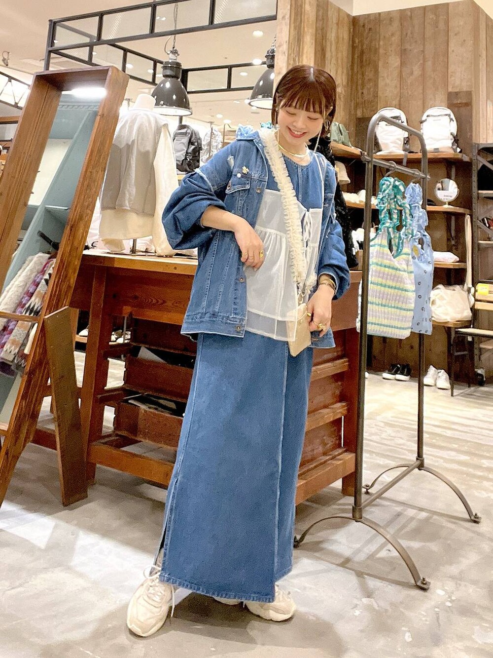 「着痩せ・細見え、体型カバー、ナチュラル、ママコーデ、冬コーデ、カジュアル、niko and ...、春コーデ、NKJコーデ_niko and ...、デニムジャケット、デニムワンピース、キャミソール、レイヤードスタイル、モバイルグッズ_Me%」|「niko and...の2WAYレイヤードチュールキャミソール(キャミソール、グレー系)」を使った、みきてぃ24さん(骨格ウェーブ・レディース・158cm)の冬コーディネートの4枚目の写真