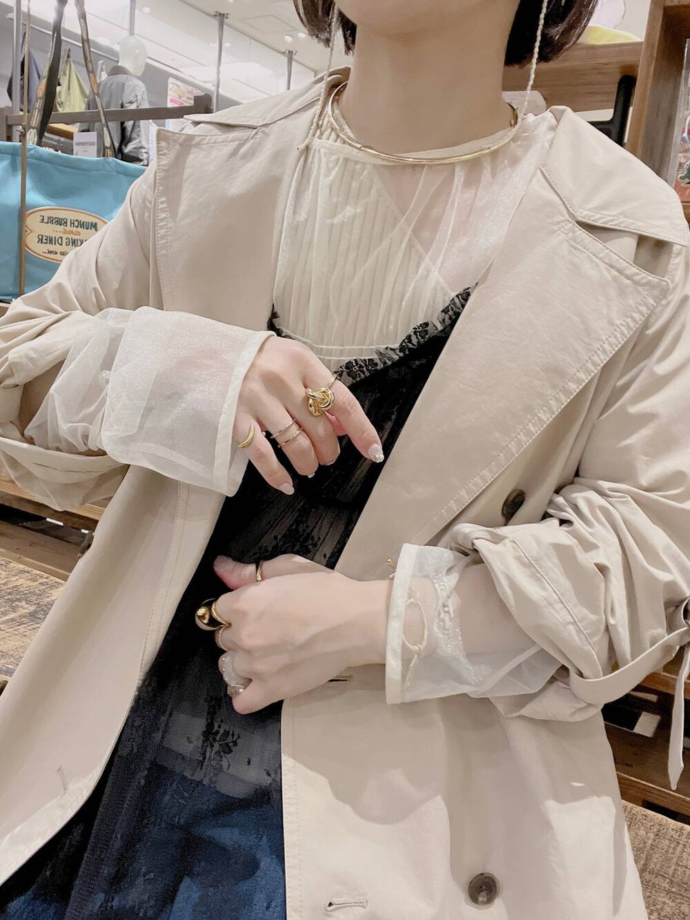 「NKJコーデ_niko and ...、デニムパンツ、トレンチコート、アウター、ワンピース、キャミワンピース、春コーデ、着痩せ・細見え、体型カバー、ナチュラル、ママコーデ、冬コーデ、カジュアル、niko and ...」｜「niko and...のマルチWAYチュールフリルプルオーバー（Tシャツ/カットソー、ホワイト系）」を使った、みきてぃ24さん（骨格ウェーブ・レディース・158cm）の冬コーディネートの3枚目の写真