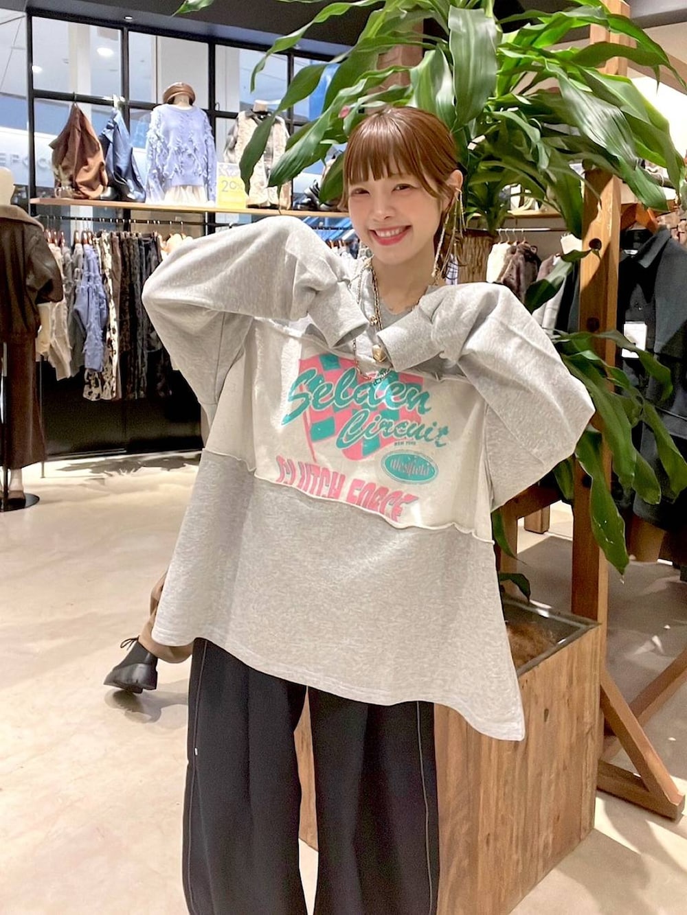 ゴールド系のスニーカー、ゴールド系のネックレスを着用したレディースの秋コーディネートの4枚目の写真