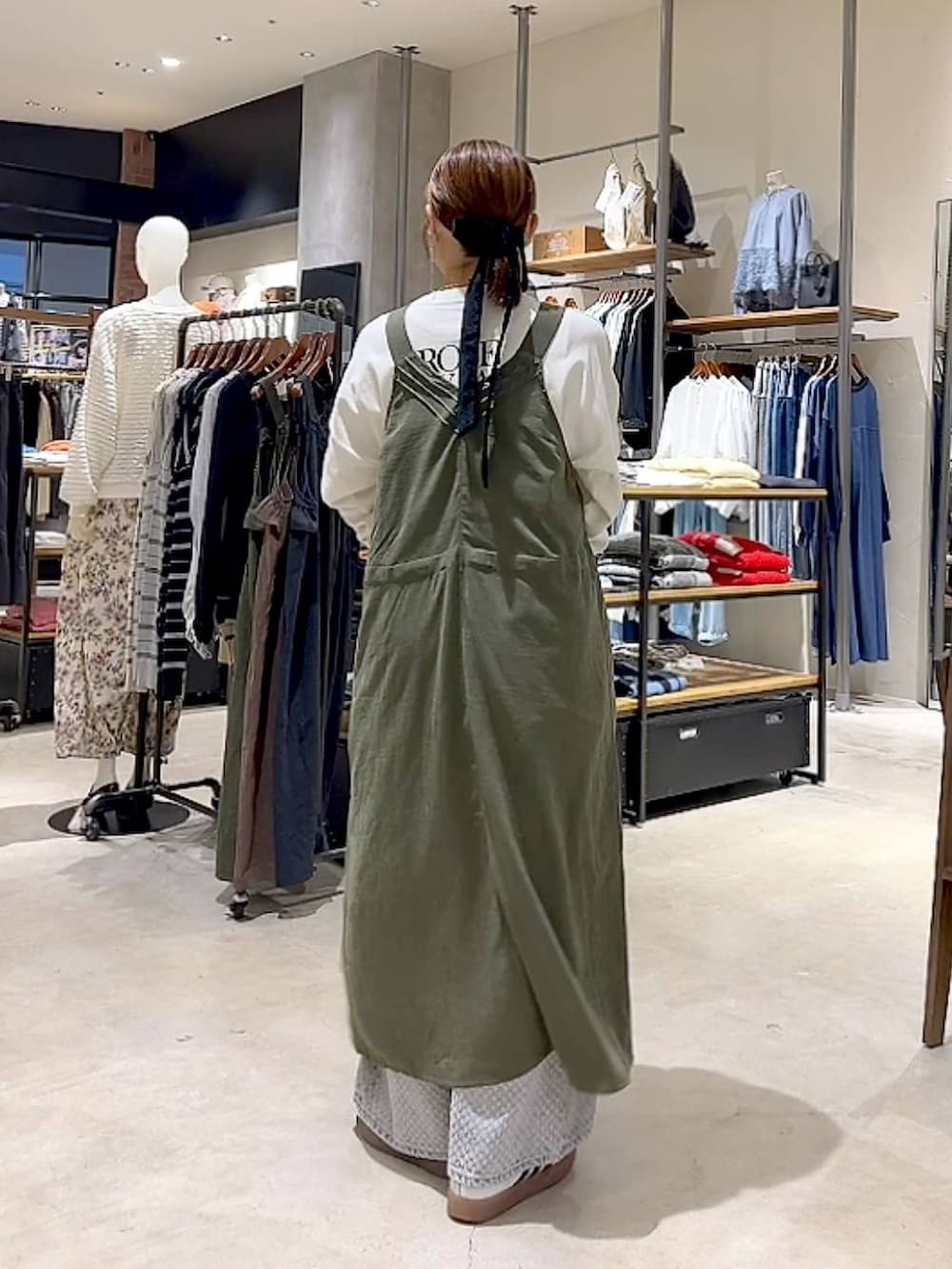 「着痩せ・細見え、体型カバー、ナチュラル、ママコーデ、春コーデ、カジュアル、niko and ...、淡色コーデ、Over40スタッフ、大人カジュアル、ワンピース、ロンT、パンツ、デニムパンツ、NKJコーデ_niko and ...」｜「niko and...の2WAYフリルジャンパースカート（ジャンパースカート、グリーン系）」を使った、みきてぃ24さん（レディース・158cm）の春コーディネートの5枚目の写真