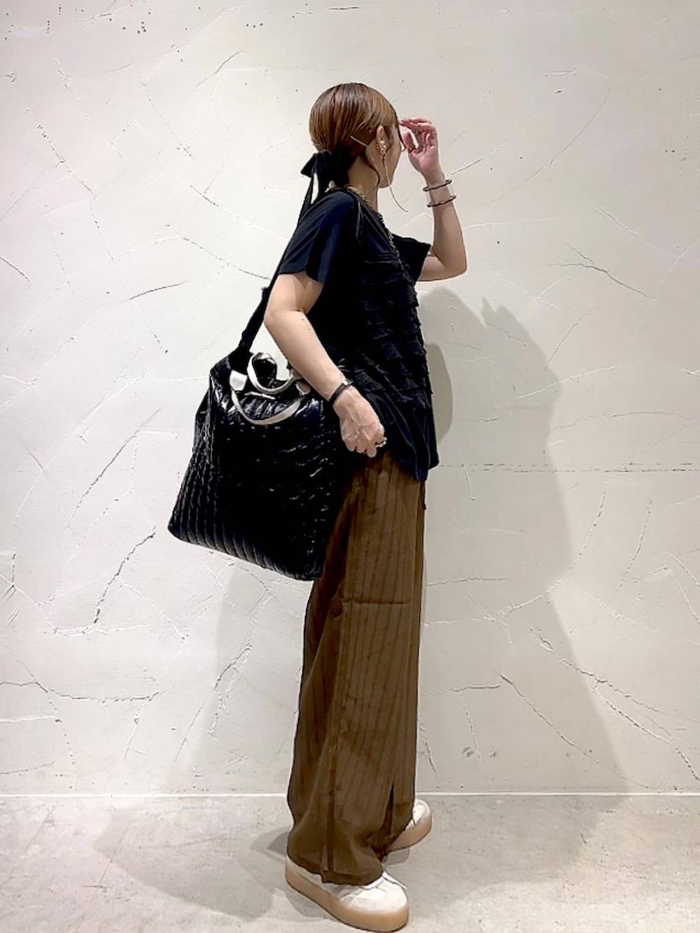 ブラック系のTシャツ/カットソー、ブラウン系のその他パンツ、ブラック系のトートバッグを着用したレディースの夏コーディネートの4枚目の写真