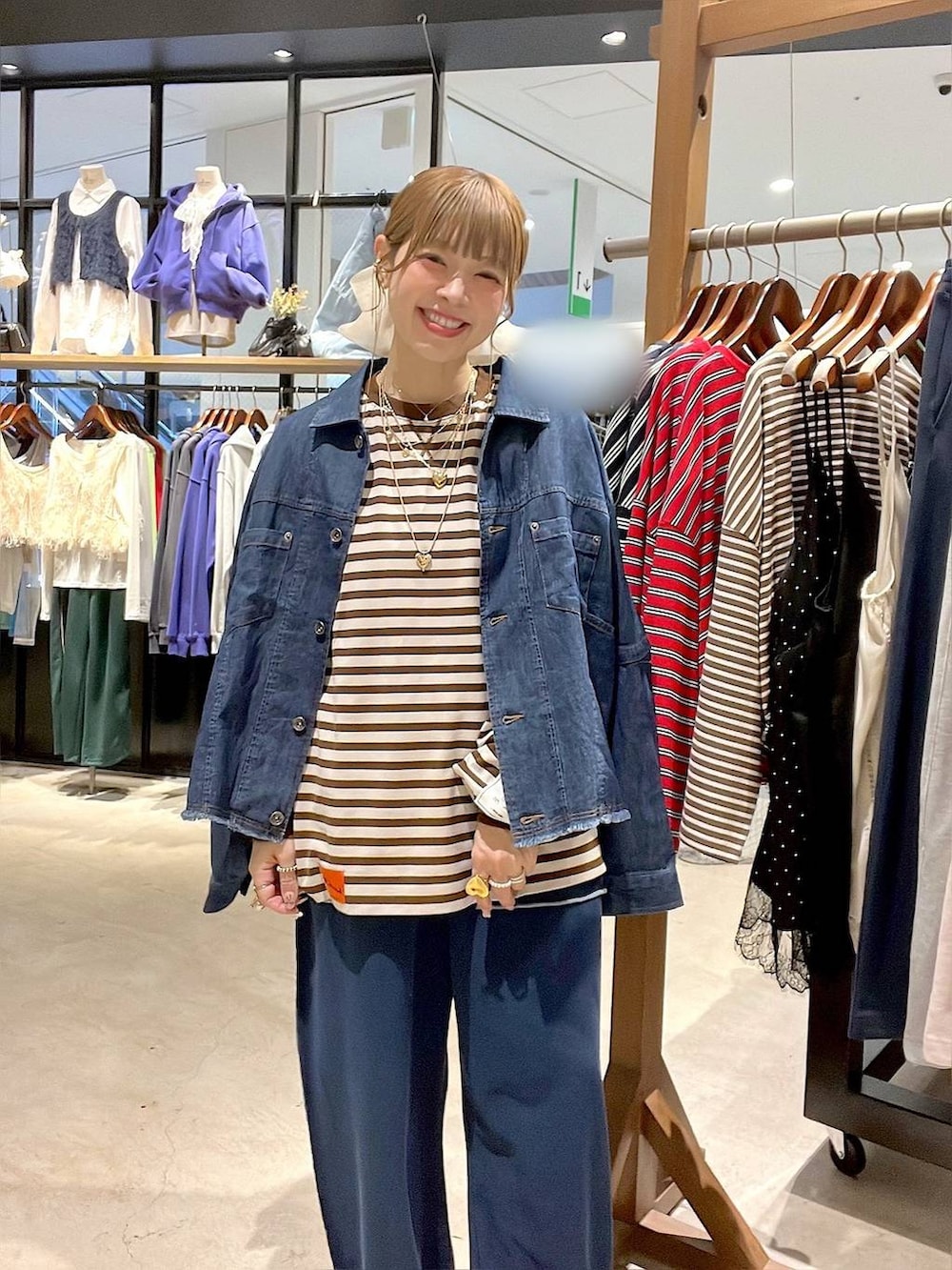 ブラウン系のローファー、ホワイト系のヘアゴムを着用したレディースの冬コーディネートの4枚目の写真