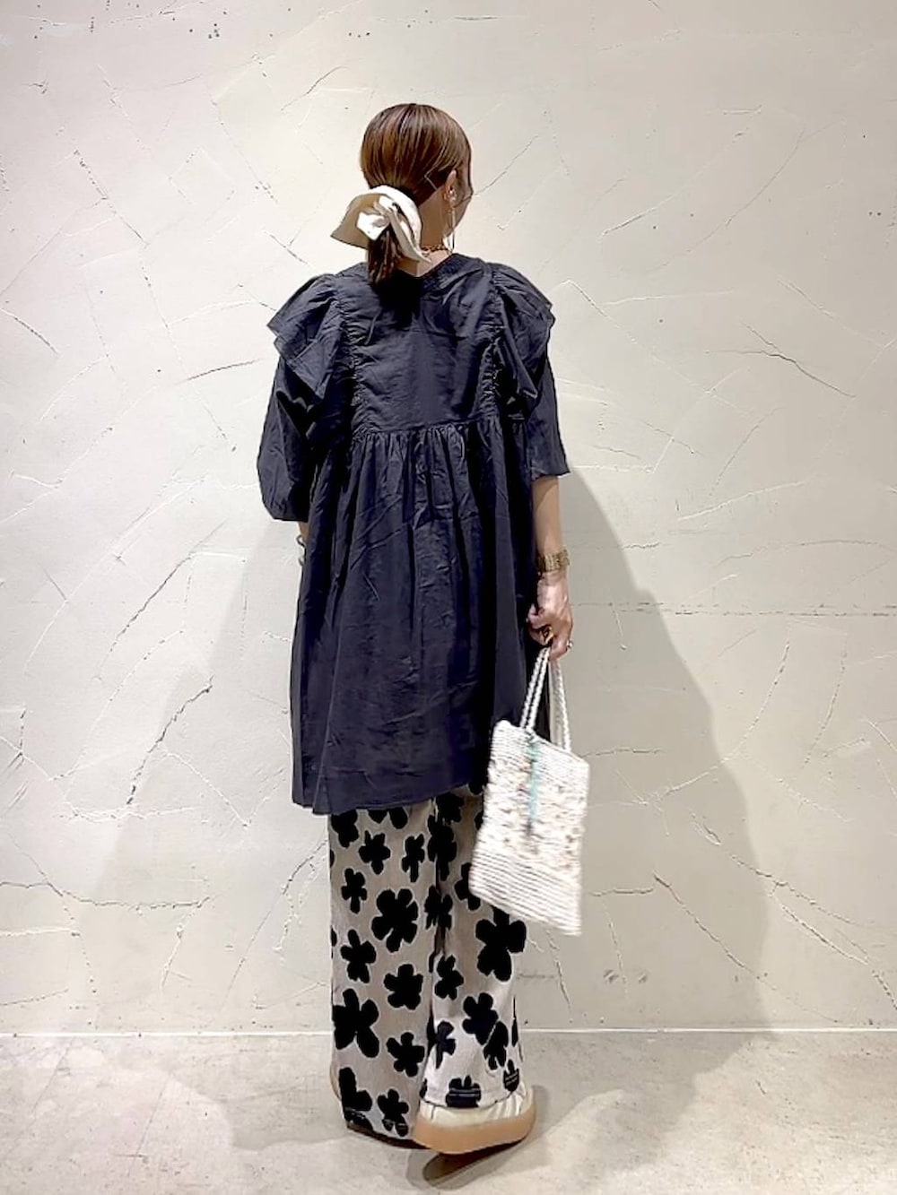 「大人カジュアル、ブラウス、着痩せ・細見え、体型カバー、ナチュラル、ママコーデ、春コーデ、夏コーデ、カジュアル、niko and ...、淡色コーデ、Over40スタッフ、パンツ、ショルダーバッグ」｜「niko and...のプレミアムローンフリルチュニック（チュニック、グレー系）」を使った、みきてぃ24さん（レディース・158cm）の春コーディネートの5枚目の写真