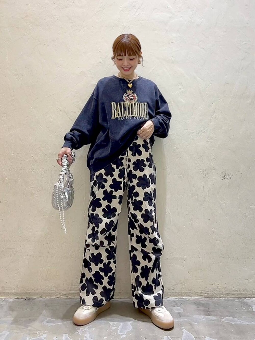 シルバー系のショルダーバッグ、ホワイト系のその他パンツ、ブルー系のスウェットを着用したレディースの冬コーディネートの2枚目の写真