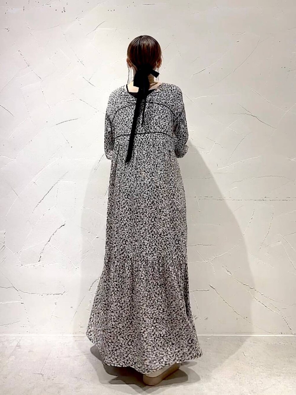 ブラック系のTシャツ/カットソー、グレー系のワンピースを着用したレディースの春コーディネートの5枚目の写真