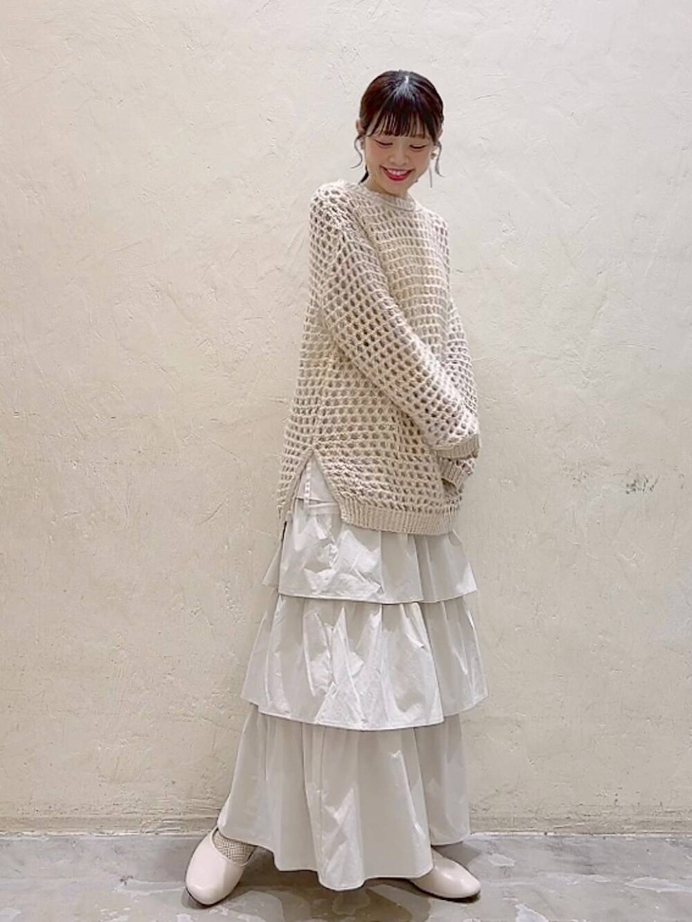 ホワイト系のパンプス、ベージュ系のニット/セーター、ベージュ系のスカートを着用したレディースの冬コーディネートの5枚目の写真