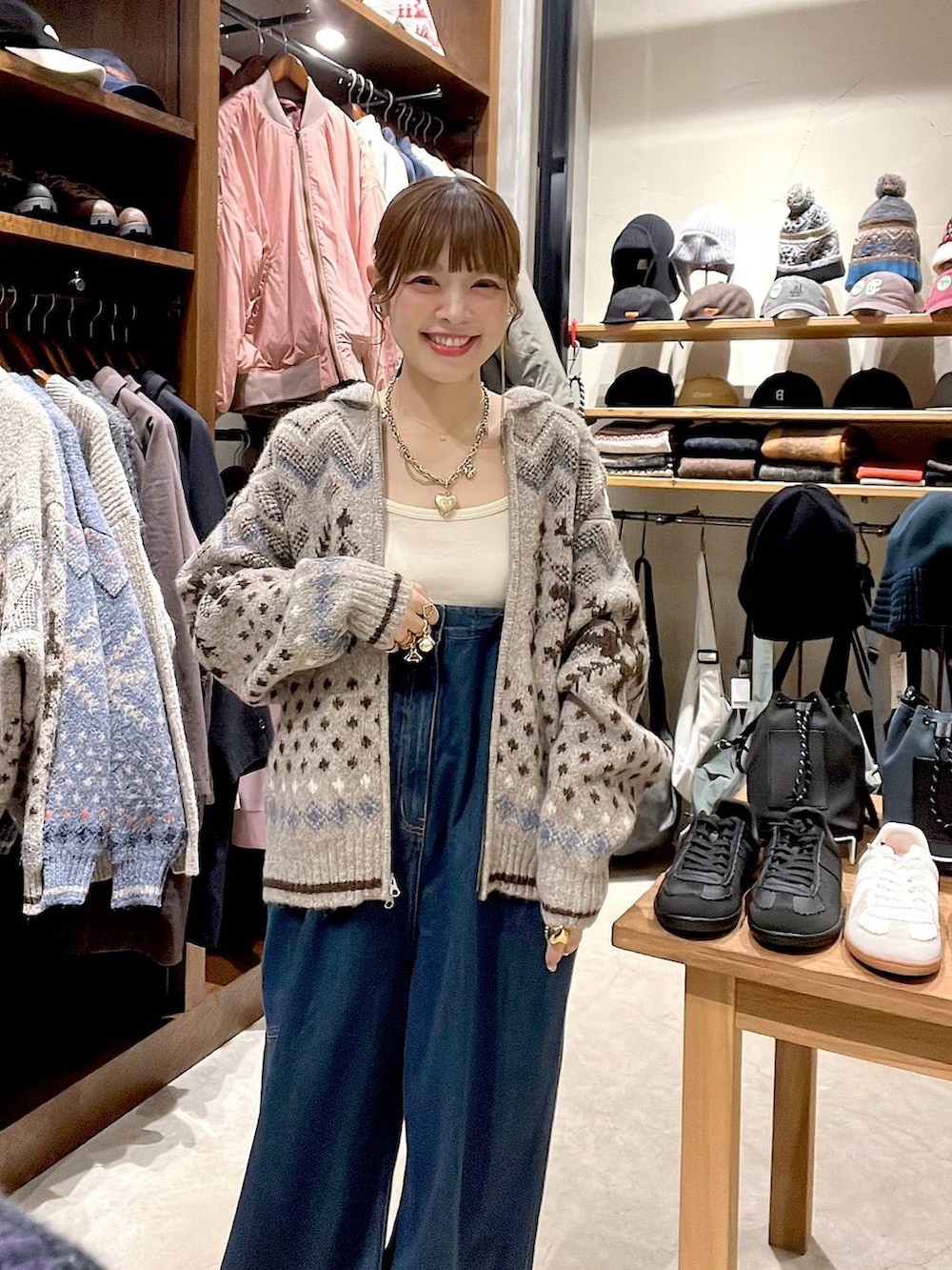 ベージュ系のニット/セーター、イエロー系のヘアピンを着用したレディースの秋コーディネートの2枚目の写真