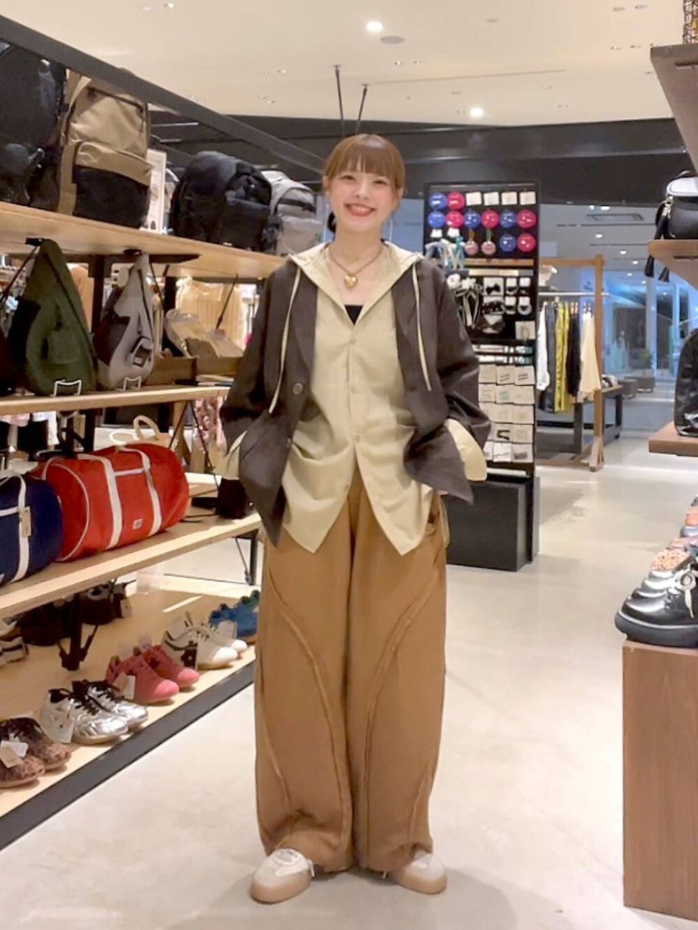 ブラウン系のテーラードジャケットを着用したレディースの秋コーディネートの2枚目の写真