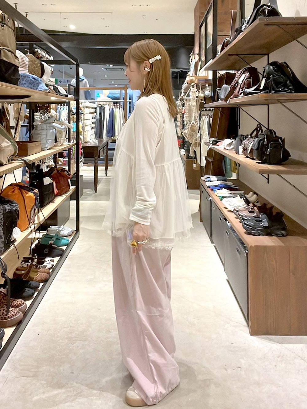 ベージュ系のTシャツ/カットソー、ホワイト系のベストを着用したレディースの春コーディネートの3枚目の写真